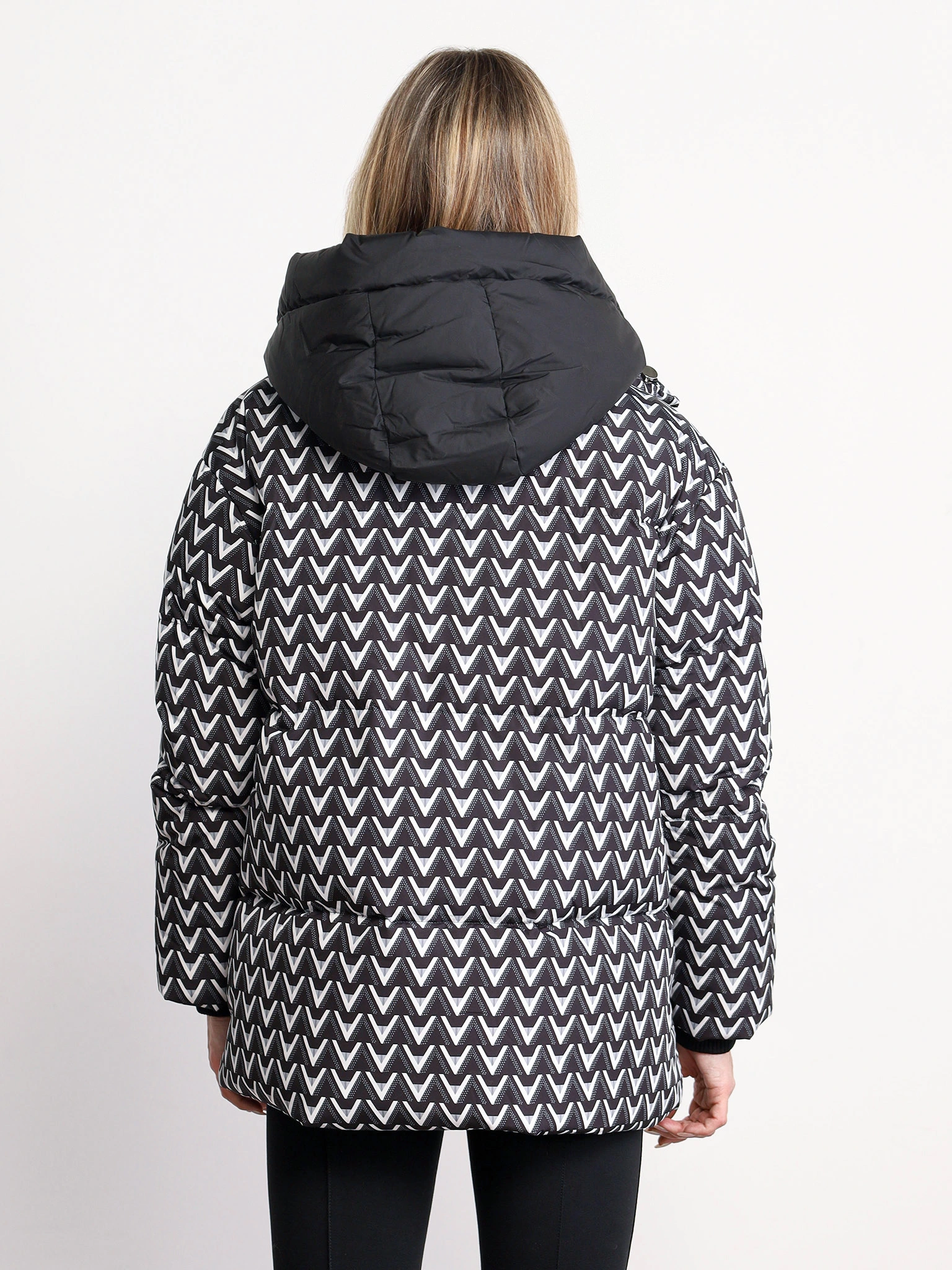 Пуховик с абстрактным принтом черного цвета с капюшоном-манишкой